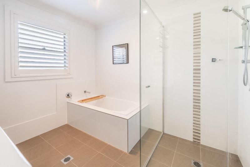 Capri Blue 2 88 Tomaree Rd - stunning townhouse with Wi-Fi Air Con - image 15