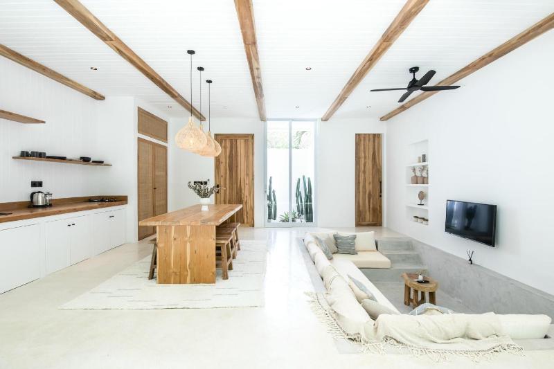Sleek 2BR Villa 4min to Bingin's Beachfront - image 9