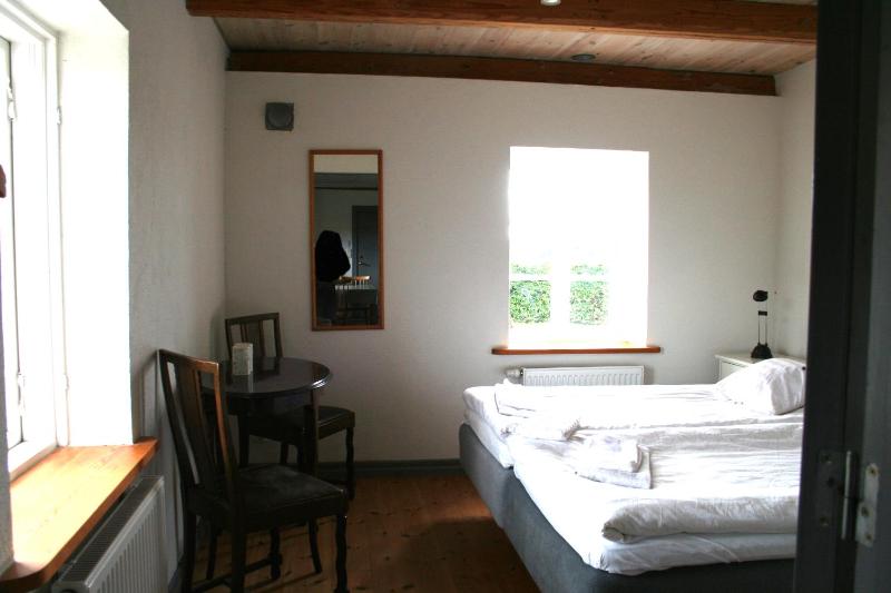 Economy Twin Room with Shared Bathroom image 4