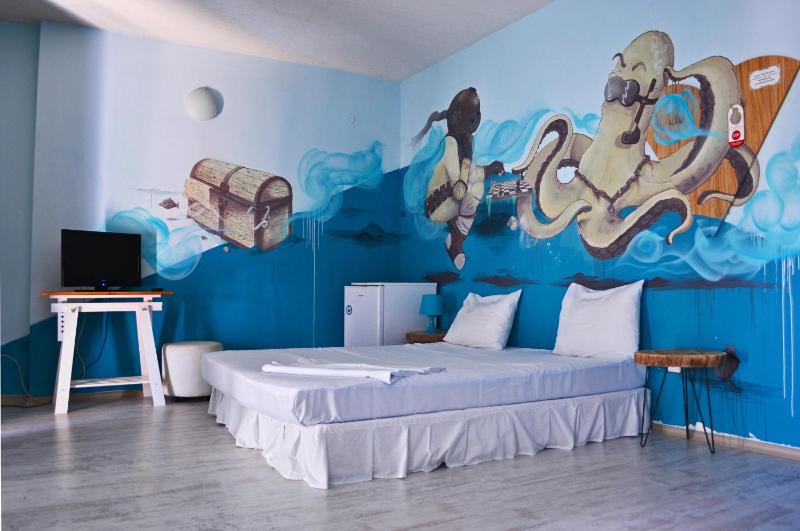 Quadruple Room image 3