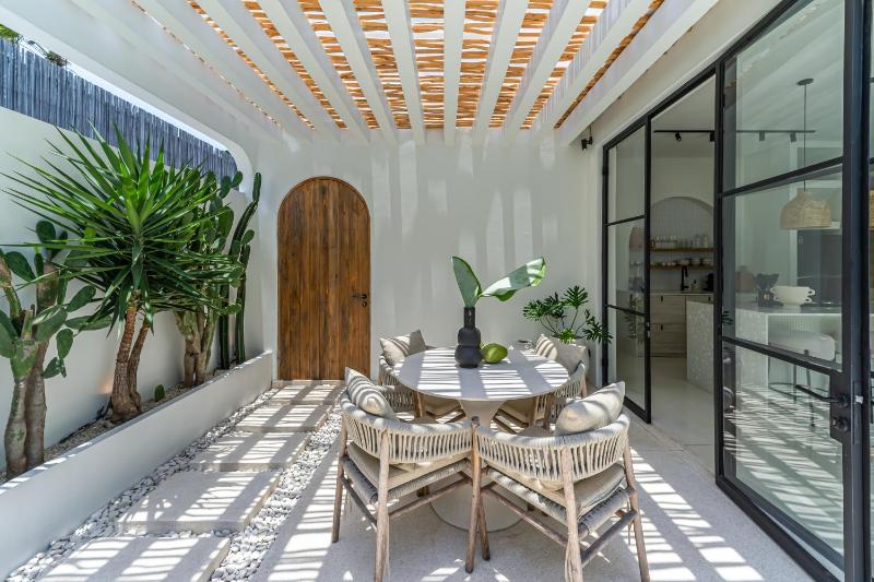 Sanctum House - Exquisite 3BR Tropical Villa in Perfect Location - image 43