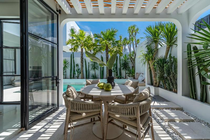 Sanctum House - Exquisite 3BR Tropical Villa in Perfect Location - image 26