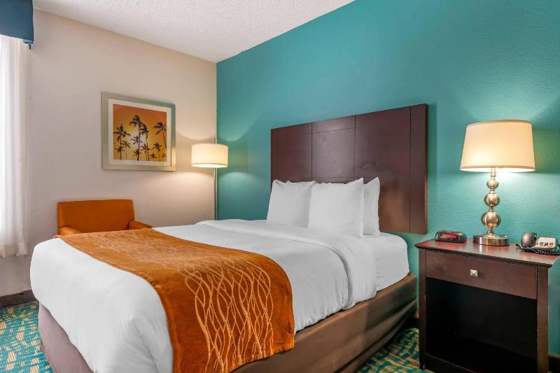 Comfort Inn & Suites Fort Lauderdale West Turnpike - image 2