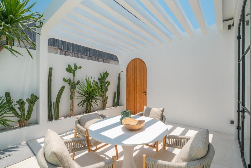 Sanctum House - Exquisite 3BR Tropical Villa in Perfect Location - image 16