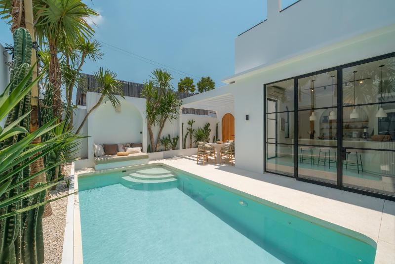 Sanctum House - Exquisite 3BR Tropical Villa in Perfect Location - image 11