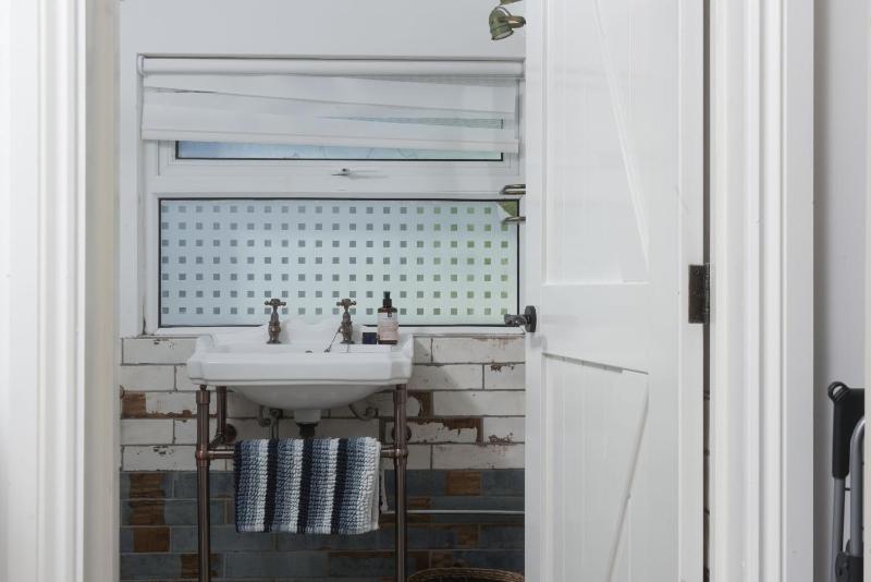 Sennen Sands- Free Parking - Free WiFi - Self Check In - Close to Beach - Pets Welcome - image 28