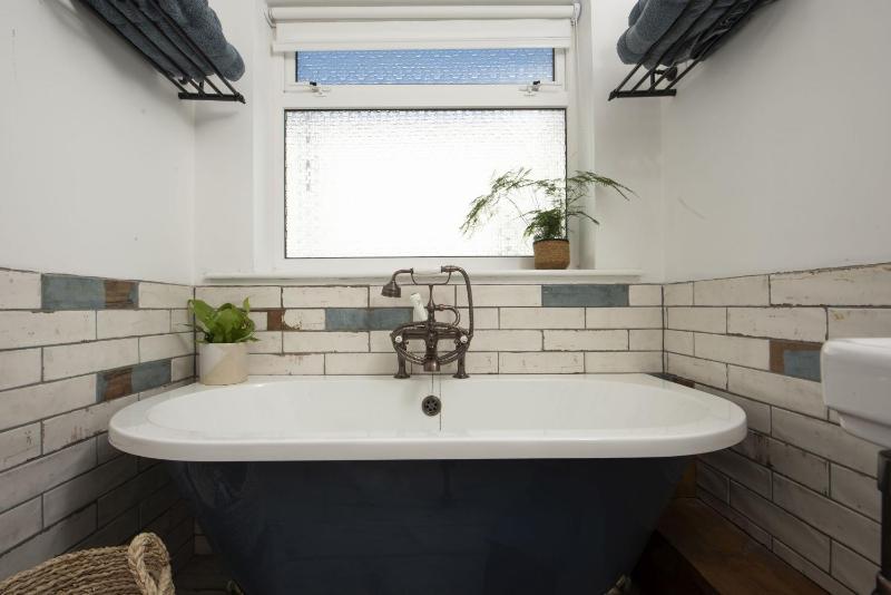 Sennen Sands- Free Parking - Free WiFi - Self Check In - Close to Beach - Pets Welcome - image 15