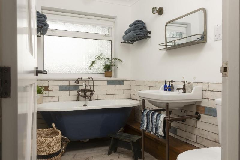 Sennen Sands- Free Parking - Free WiFi - Self Check In - Close to Beach - Pets Welcome - image 14