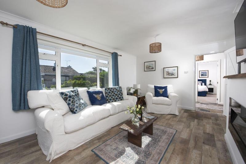 Sennen Sands- Free Parking - Free WiFi - Self Check In - Close to Beach - Pets Welcome - image 9