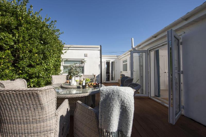 Sennen Sands- Free Parking - Free WiFi - Self Check In - Close to Beach - Pets Welcome - image 12
