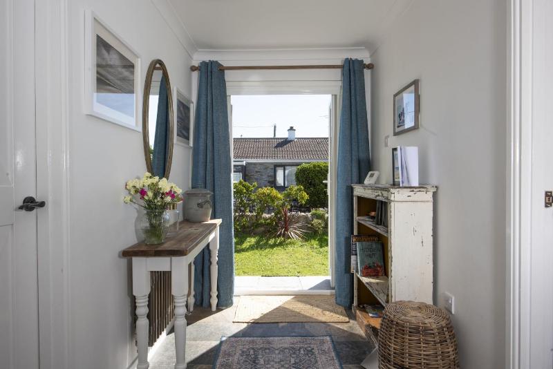 Sennen Sands- Free Parking - Free WiFi - Self Check In - Close to Beach - Pets Welcome - image 8