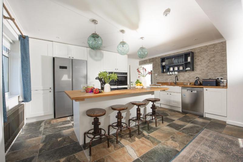 Sennen Sands- Free Parking - Free WiFi - Self Check In - Close to Beach - Pets Welcome - image 1