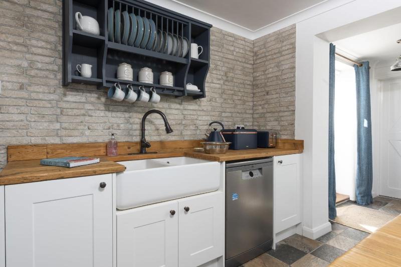 Sennen Sands- Free Parking - Free WiFi - Self Check In - Close to Beach - Pets Welcome - image 5