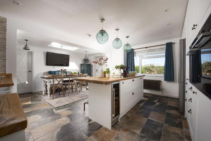 Sennen Sands- Free Parking - Free WiFi - Self Check In - Close to Beach - Pets Welcome - image 22