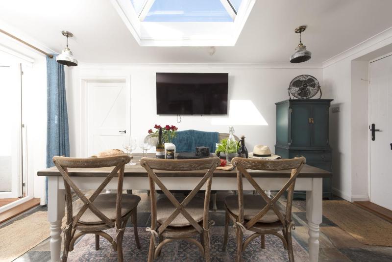 Sennen Sands- Free Parking - Free WiFi - Self Check In - Close to Beach - Pets Welcome - image 3
