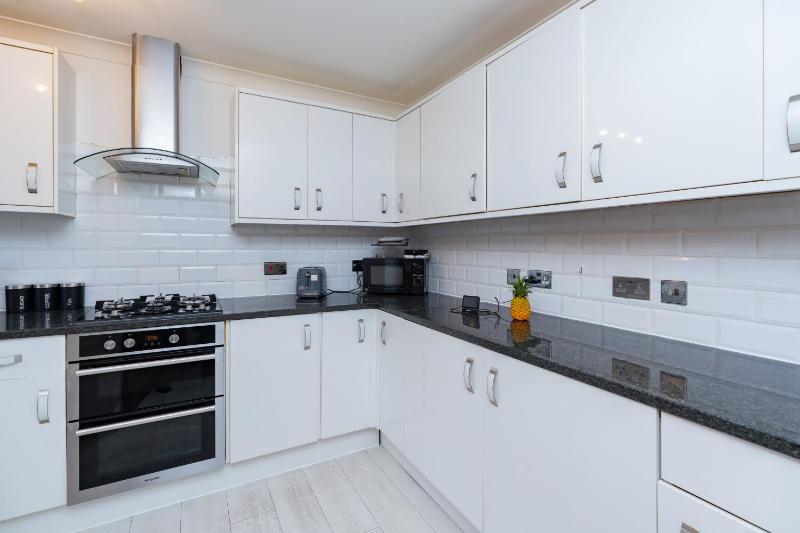 Open Mind Property - 3 Bed Home with Free Parking - image 11
