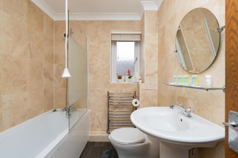 Open Mind Property - 3 Bed Home with Free Parking - image 14