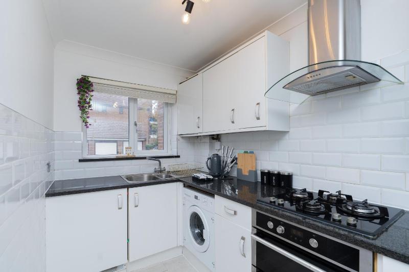 Open Mind Property - 3 Bed Home with Free Parking - image 6