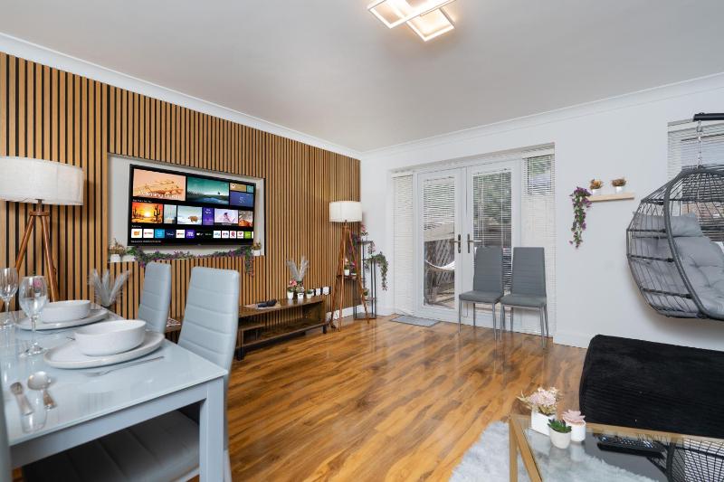 Open Mind Property - 3 Bed Home with Free Parking - image 10