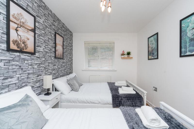 Open Mind Property - 3 Bed Home with Free Parking - image 7