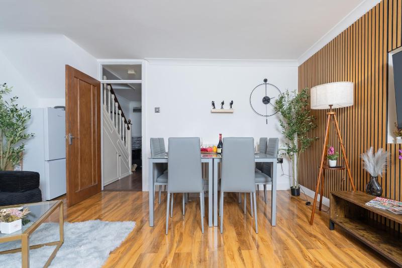 Open Mind Property - 3 Bed Home with Free Parking - image 18