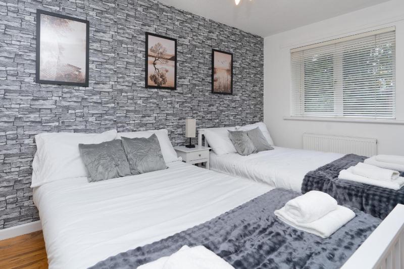 Open Mind Property - 3 Bed Home with Free Parking - image 8