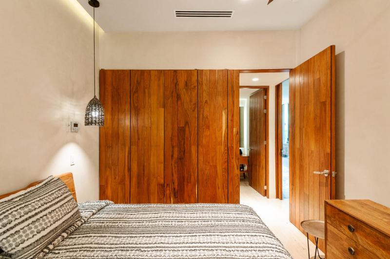 Modern Retreat with Private Garden and Jacuzzi - image 20