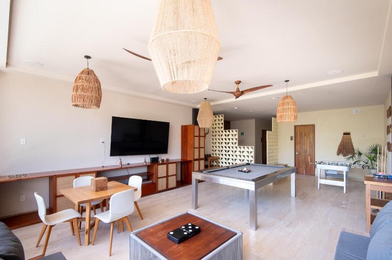 Modern Retreat with Private Garden and Jacuzzi - image 22