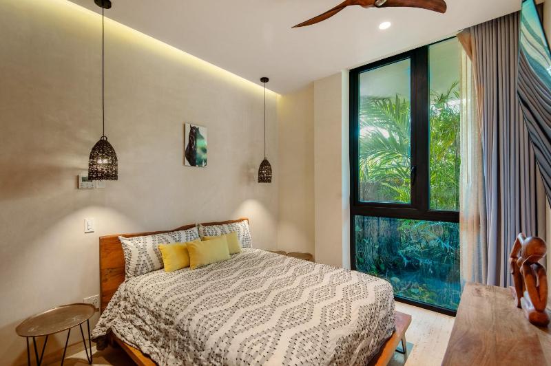 Modern Retreat with Private Garden and Jacuzzi - image 27