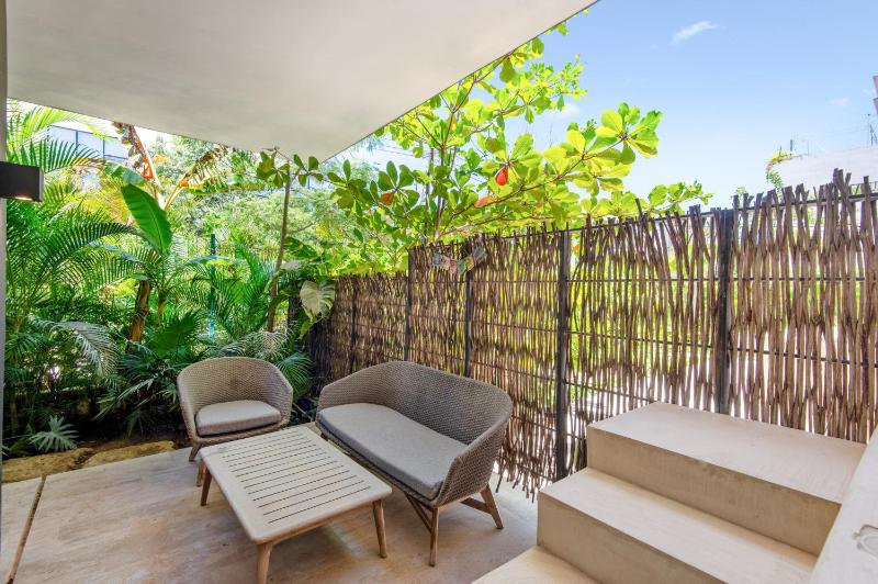Modern Retreat with Private Garden and Jacuzzi - image 23