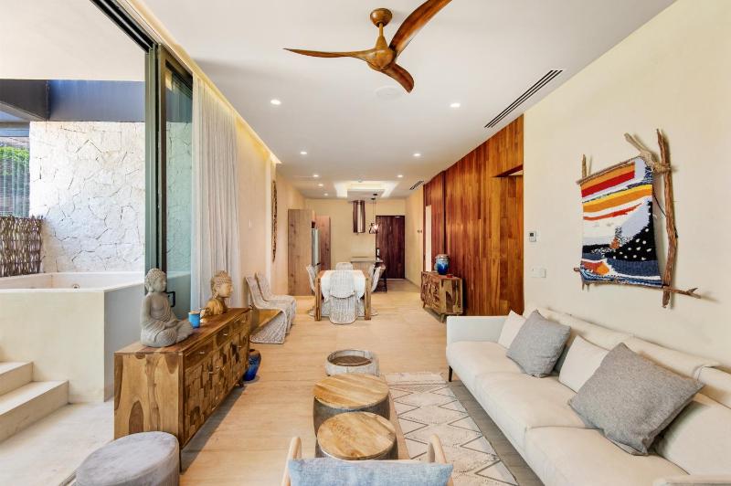 Modern Retreat with Private Garden and Jacuzzi - image 15