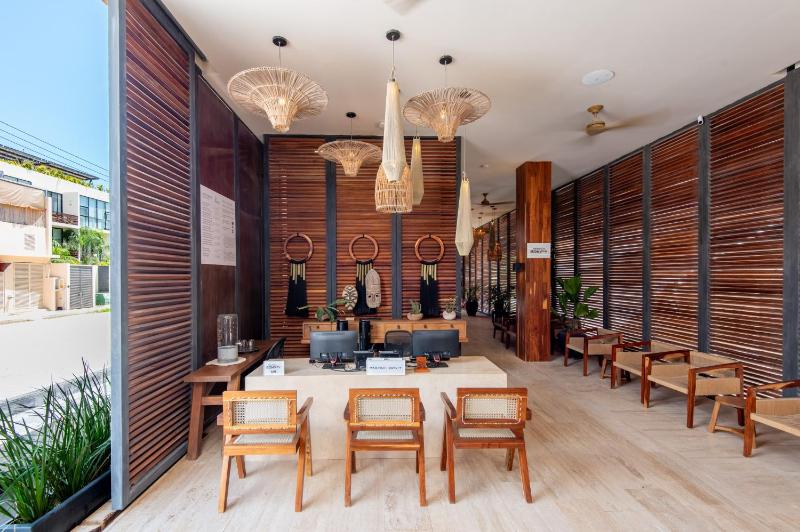 Modern Retreat with Private Garden and Jacuzzi - image 16