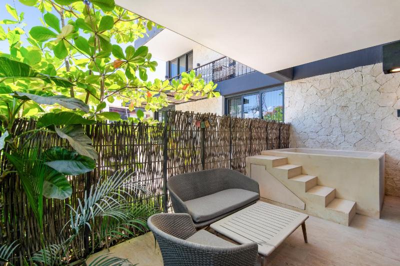 Modern Retreat with Private Garden and Jacuzzi - image 33