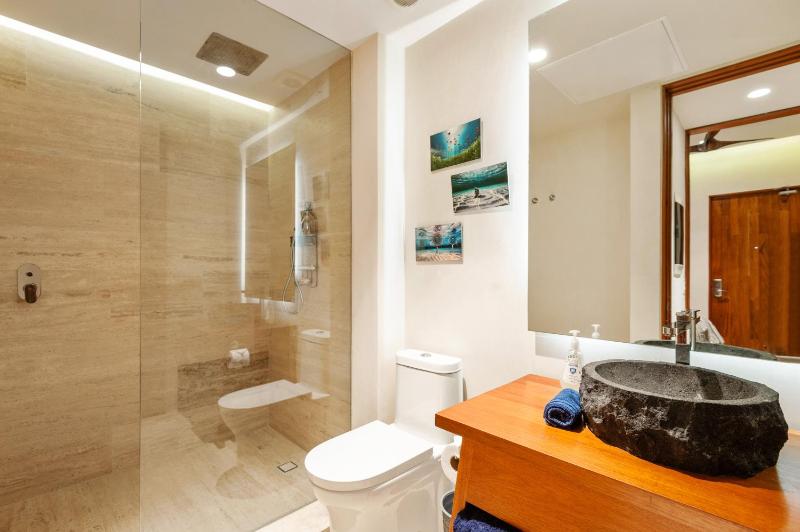Modern Retreat with Private Garden and Jacuzzi - image 18