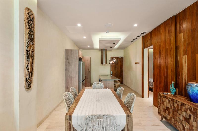 Modern Retreat with Private Garden and Jacuzzi - image 7