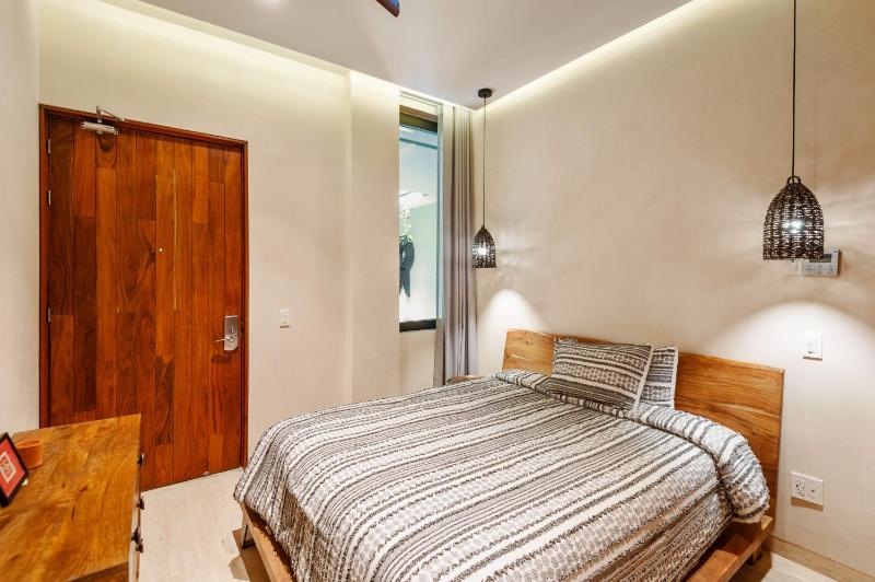 Modern Retreat with Private Garden and Jacuzzi - image 11