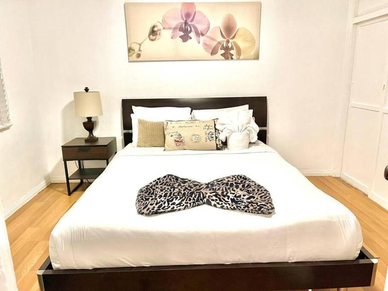 Cozy Urban Cottage - image 11