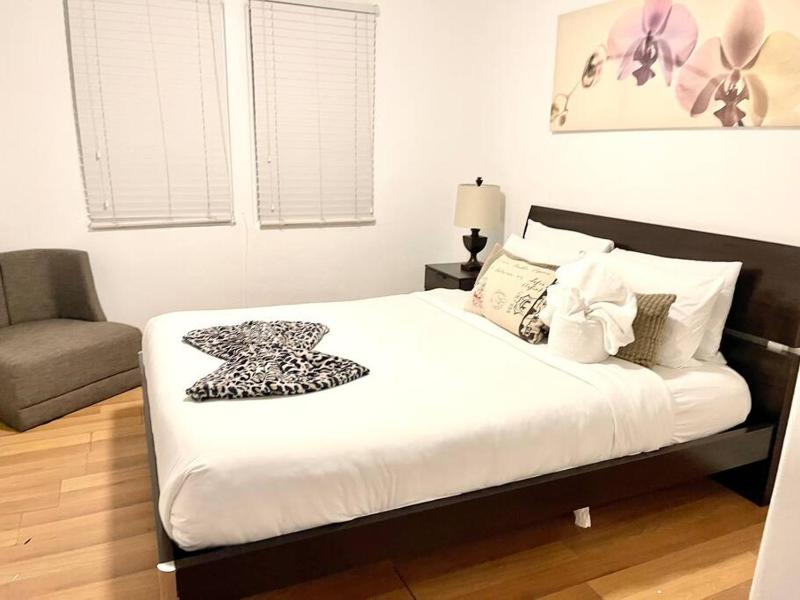 Cozy Urban Cottage - image 13