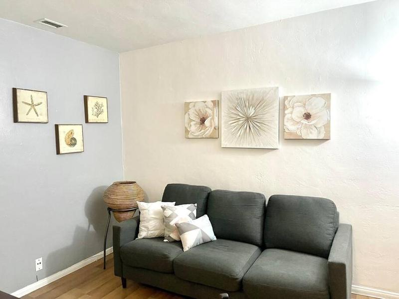Cozy Urban Cottage - image 9