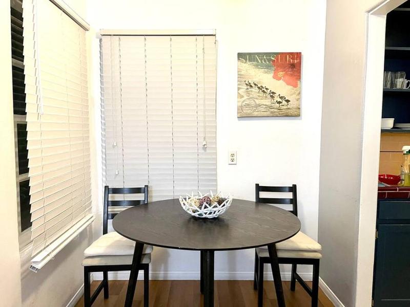Cozy Urban Cottage - image 3