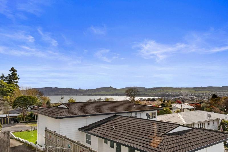 Sunny Hilltop Red Bach w Lake and Mountain Views - image 22