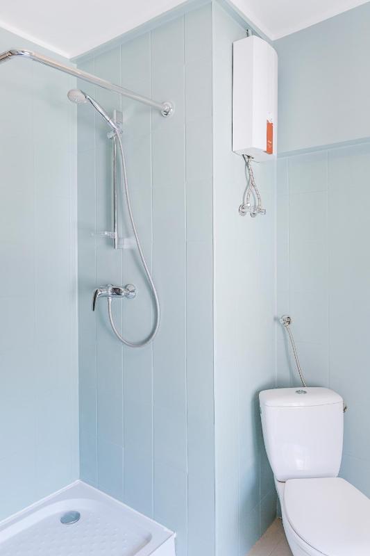 Twin Room with Shared Bathroom image 1