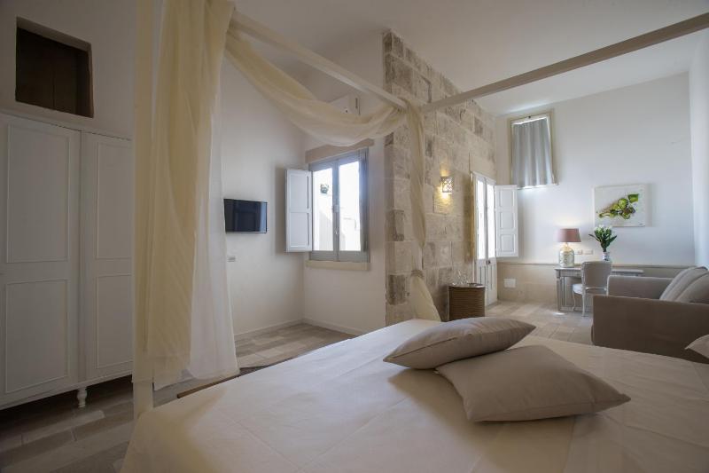 Superior King Room image 4