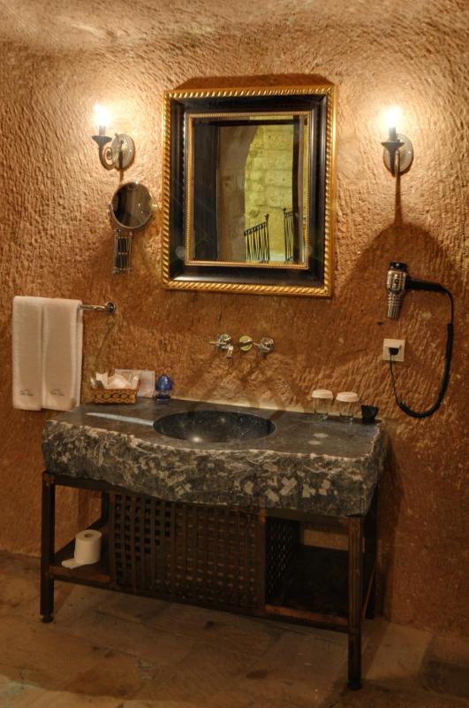 Deluxe Cave Room image 4