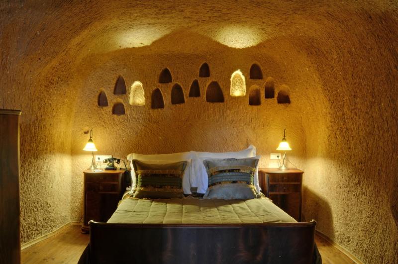 Deluxe Cave Room image 3