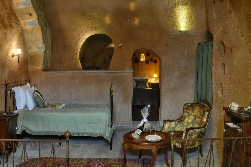 Deluxe Cave Room image 2