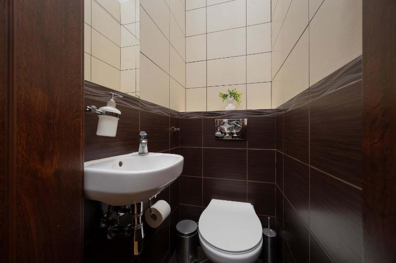 Comfortable Apartment with Air Conditioning and Balcony in the Capital by Noclegi Renters - image 16