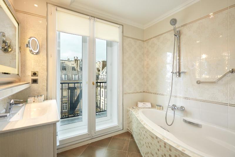 Eiffel Tower Junior Suite image 4