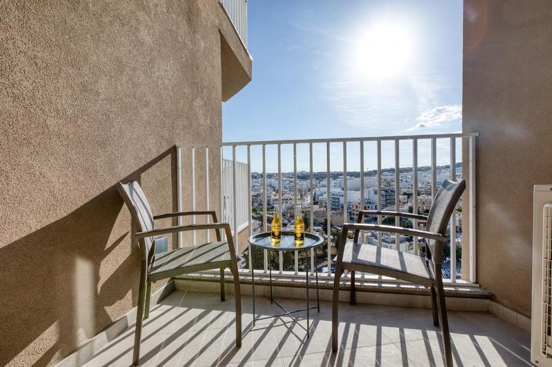 Offshore Suites Apartment in St Julians Centre - image 8