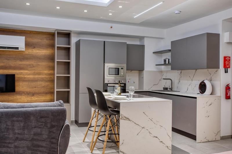 Offshore Suites Apartment in St Julians Centre - image 4
